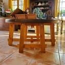 Table basse reutilisant une vieille roue de chariot et planches de coffrage