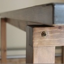 Une table à manger en pin