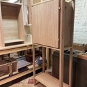 Un cabinet en chêne et des charnières custom en laiton