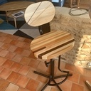 Mange debout et tabourets