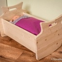 Un lit de poupée en bois