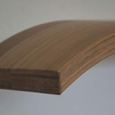 Une étagère cintrée