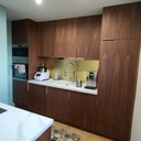 Cuisine en noyer, marbre et laiton