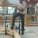 Un abri à bois en bois