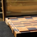 Planches à découper en bois de bout avec les chutes