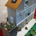 Maison Playmobil et poupée (Lumière à tous les étages !)