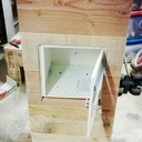 Bac de fleurs,plantes avec une boite lettre integree