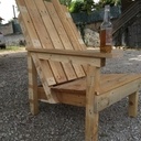 Chaise rustique à un seul accoudoir