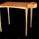 Bureau en merisier incrusté d'ébène, pieds gainés en quart de tour torsadés et cassetin