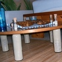 Petit table avec 5 bouteilles