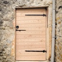 Porte cloutée à lames croisées