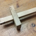 Vue du dessous, on voit le bois de récup