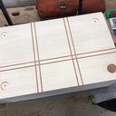 Une boîte avec des incrustations