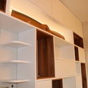 Bibliothèque murale, MDF peint et noyer massif