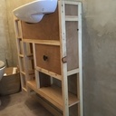 Petit meuble sous un lave-main dans les toilettes