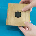 Un morpion en bois avec des pièces aimantées