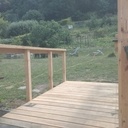 Passerelle extérieure en vieux chêne faite par des jeunes pousses