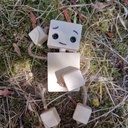 Petits robots en bois et ficelles
