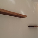 Des étagères à fixation invisible