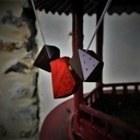 Un collier et sa boîte.