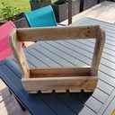 Une étagère a bouteilles et a verres