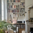 Une double bibliothèque suspendue