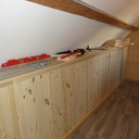 Les placards sous les rampants, vue d'un maximum de la longueur (il y a 7 modules de 60cm de large et un 8e plus petit).