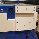 Accroche sur les trous existants du carter machine