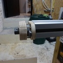 La bride (entre les deux CTP) qui maintient la tige filetée en bas du "T"