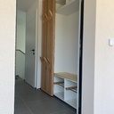 Entrée agencée avec claustra coulissant