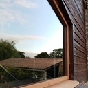 Châssis à pan coupé assemblé par enfourchement avec double vitrage fixé par parcloses à talon