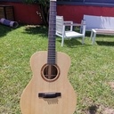 Guitare acoustique de style OM