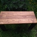 Les pieds sont collés / vissés. Les vis M6 / 55 sont noyées dans le bois et les trous rebouchés.