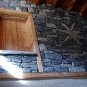 Montée d'escalier avec mélange de bois et pierre