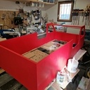 Le cadre de lit prend toute la place dans l'atelier pour la peinture.