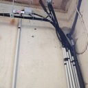 Notez la liaison équipotentielle sur les rails