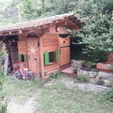Cabane d'enfant et douche d'été.