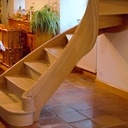 Escalier courbe avec main courante lamellée collée