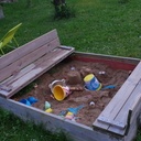 Bac à sable refermable avec bancs intégrés!