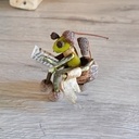 Figurine en forme d'insecte sur son trône