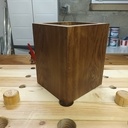 Planche en Chêne transformée en cube à onglets verrouillés