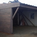 Carport avec façade bardée