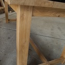 Une table de salle à manger et son banc