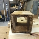 Planche en Chêne transformée en cube à onglets verrouillés