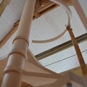 Escalier elicoidale avec main courante en lamellé collée