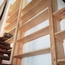 Bibliotheque sur escalier en frene