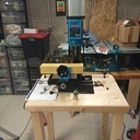 Table mobile en chevrons de pin pour une mortaiseuse