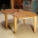 Une paire de tables basses