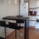 Table de bar dans un petit studio