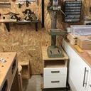 Nouvelle venue, une perçeuse à colonne Hitachi sur un caisson maison